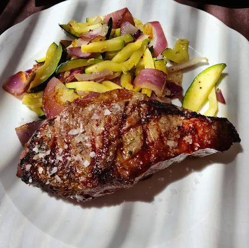 Plato de carne con verduras asadas
